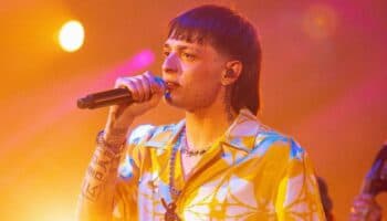 Captan a niños cantando corridos tumbados; piden a docentes ponerles ‘música positiva’