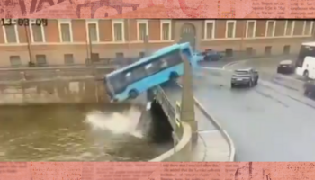 Autobús pierde el control y cae al río con 20 pasajeros a bordo | Video