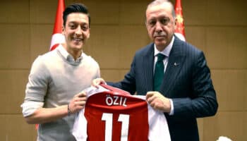 Incursiona Mesut Özil en la política turca | Video