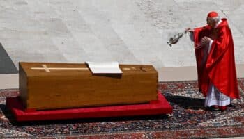 El entierro del papa Francisco se produjo ante el camarlengo y sus familiares