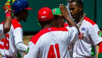 Desertan dos talentosos peloteros cubanos en México | Video