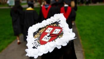 Juez extiende orden que impide a Trump prohibir a los estudiantes extranjeros en Harvard
