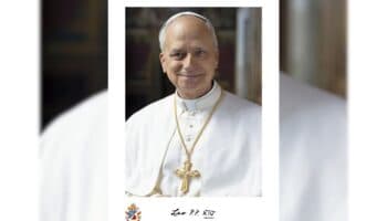 La foto oficial del papa León XIV: Con firma en latín y la cruz relicario
