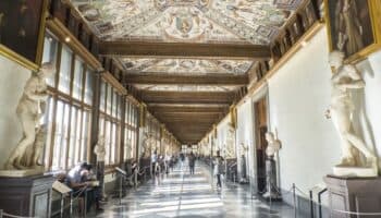 Turista daña un cuadro en los Uffizi de Florencia por hacerse una 'selfie'