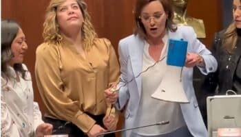 Video | Legisladoras 'cortan' con tijeras protesta de Lilly Téllez