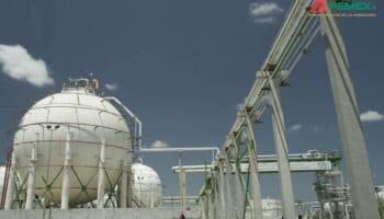 Exportaciones de crudo de Pemex caen en junio a menor nivel en décadas, se refina más en casa