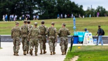 'Liberen a DC', Washington protesta con carteles y pegatinas la 'toma hostil' de Trump
