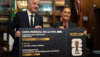Infantino da a Sheinbaum réplica gigante de entrada al partido inaugural del Mundial 2026