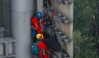 Activistas de Greenpeace escalan la Estela de Luz ¿Cuál es el motivo?