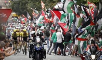 Israel Premier Tech retira nombre de la equipación tras protestas propalestinas | Video