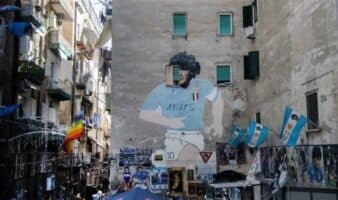 Requisa policía napolitana mercancía alusiva a Maradona | Video