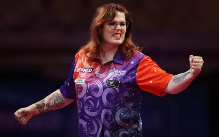 Prohíben a las mujeres transgénero participar en los torneos femeninos de dardos | Video