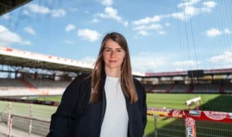 Marie-Louise Eta, primera en dirigir a un equipo varonil de la Bundesliga