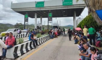 CNTE bloquea terminal de Pemex en Oaxaca, libera casetas y marcha al aeropuerto