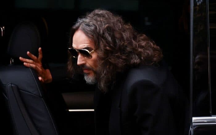 El actor británico Russell Brand, descrito como 'depredador sexual' en juicio por violación