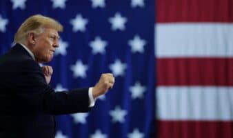 Trump tira un vaso de agua para comparar ahorro de combustible con el petróleo venezolano