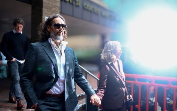 Russell Brand enfrenta juicio en Londres por cargos de violación y agresión sexual