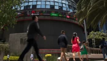 Bolsa Mexicana de Valores llega a su máximo histórico; peso a 17.65 por dólar