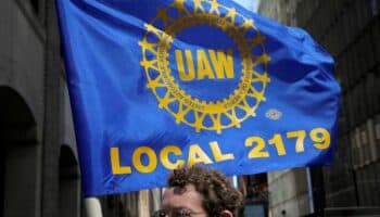 Van a huelga trabajadores de las tres grandes plantas automotrices de EU