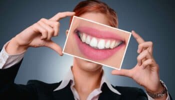 Dientes mal alineados pueden aumentar el riesgo de caries, advierte experto