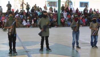 Videos | Niñas y niños reciben armas para defenderse del crimen en Guerrero