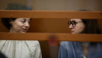 Condena tribunal ruso a directora de teatro y dramaturga por terrorismo | Video