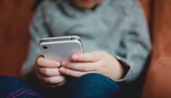 Presentan en Reino Unido proyecto para regular uso de celulares en menores de 16 años