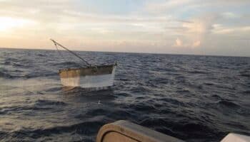 Por aire y por mar buscan a dos pescadores en Tonalá, Chiapas