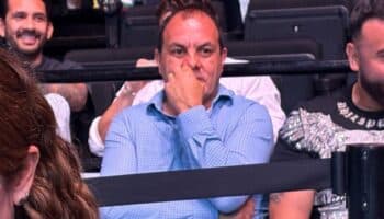 Cuauhtémoc Blanco disfruta de la UFC en zona VIP mientras mujeres protestan contra él