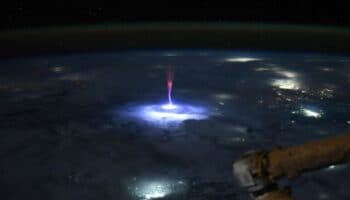 Astronauta capta misterioso rayo rojo sobre las nubes ¿Qué es?