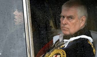 Despojan al príncipe Andrés de sus títulos de la realeza