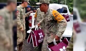 Entrega de ayuda en bolsas guinda en Veracruz y Puebla genera críticas