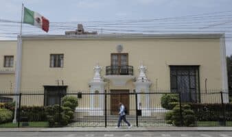 Primer ministro de Perú contradice al presidente: 'No es posible' intervenir en la Embajada mexicana