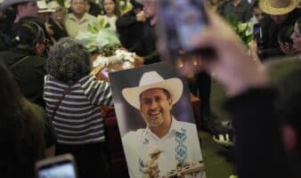 Claman justicia por Carlos Manzo en Uruapan; exigen renuncia de Claudia Sheinbaum