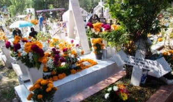 Menor de edad realiza disparos dentro de un panteón de la CDMX; dos heridos