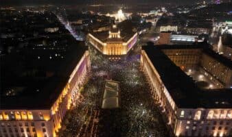 Dimite gobierno de Bulgaria tras protestas masivas y abren elecciones