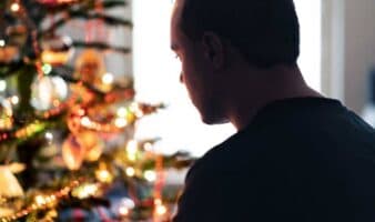 Navidad y salud mental: cómo las fiestas pueden intensificar la sensación de soledad y la ansiedad en fin de año