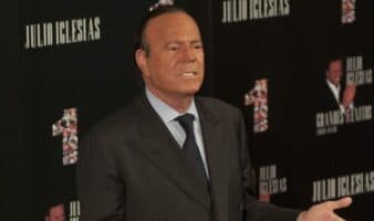 Julio Iglesias responde a acusaciones por abuso