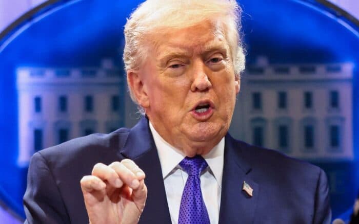 Trump firma arancel global del 10% tras fallo en su contra... TMEC libra los cobros