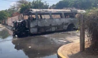 Quema de vehículos en vialidades se desata en Oaxaca