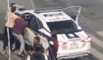 Vecinos de Santa María la Ribera golpean a policía y patrulla; agentes responde con disparos al aire