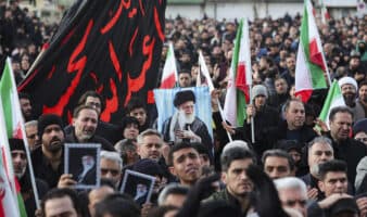 Lo mejor de Aristegui en Vivo: La muerte del ayatolá Alí Jameneí; petroprecios se disparan; Shakira arrasa en el Zócalo (02/03/2026)