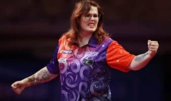 Prohíben a las mujeres transgénero participar en los torneos femeninos de dardos | Video