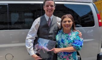 Pedro Pascal filma en CDMX y Brugada le entrega regalo por su cumpleaños