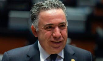 Licencia de Inzunza dura horas; regresa al Senado
