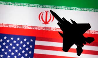 Irán dice haber lanzado misiles contra buques de EE.UU. en el mar de Omán y Washington lo niega