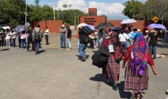 CNTE toma aeropuerto, caseta y terminal de Pemex en Oaxaca