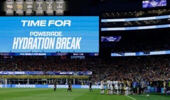 ¿Hidratación o interés comercial? Aumentan abucheos y críticas contra pausas en partidos del Mundial 2026