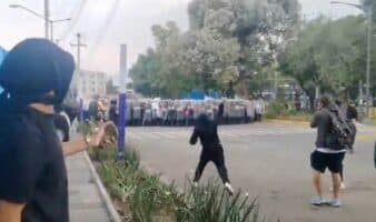 Manifestantes y policías se enfrentan afuera del Estadio Azteca